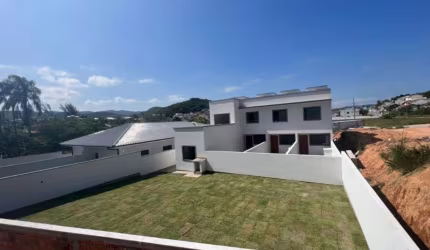 Casa com 3 quartos à venda no Sertão do Maruim, São José  por R$ 690.000
