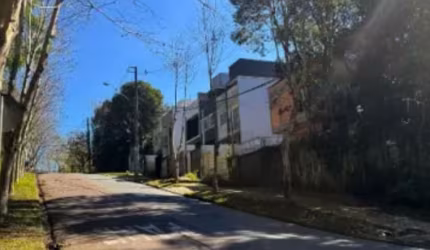Terreno em Região Privilegiada/Aceita-se carro ou moto como parte de pagamento.