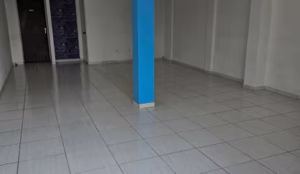Sala comercial frente para a Estrada da Ribeira