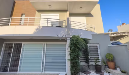 Casa à venda no bairro Orleans - Curitiba/PR