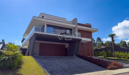 Casa alto padrão com 4 quartos sendo 3 suítes, 5 vagas de garagem, no Jardim Amélia, Pinhais - PR.