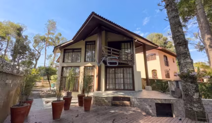 Casa padrão com 4 quartos, 480m² privativos, 2 vagas de garagem, no BarreIrinha, Curitiba - PR.