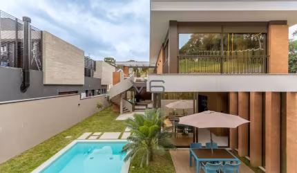 Casa alto padrão com 4 suítes, 434m² privativos, 4 vagas de garagem, no Santa Felicidade, Curitiba - PR.