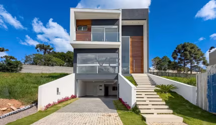 Casa Alto Padrão com 3 suítes, 350m² privativos, 5 vagas de garagem, no Santa Candida, Curitiba - PR.