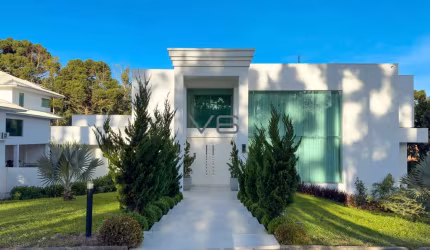 Casa em Condomínio, com 5 suítes, 528 m² privativos, 8 vagas de garagem, no Santa Cândida, Curitiba - PR.