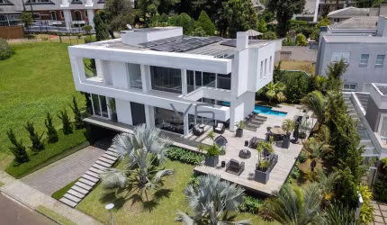 Casa semi mobiliada de alto padrão com 3 Suítes, 460m² privativos, em localização privilegiada no bairro Campo Comprido, Curitiba - PR.