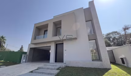 Casa alto padrão com 3 suítes, 287m²privativos, 4 vagas de garagem, no Barigui, Curitiba - PR.