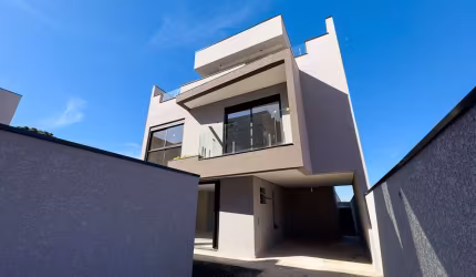 Casa Sobrado, com 3 quartos, 183,97 m² privativos, 2 vagas de garagem, em Santa Felicidade, Curitiba - PR.