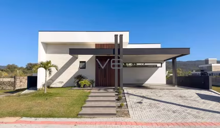 Casa Térrea com 300m² privativos, 4 quartos, 2 vagas de garagem, em Guaropaba - SC.