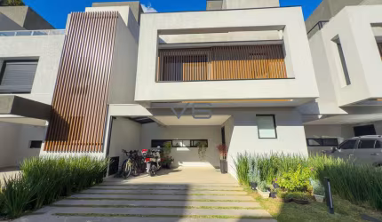 Belíssima casa de Alto Padrão de  3 Quartos suíte, 3 Vagas de garagem 209 m² privativos em Santa Felicidade