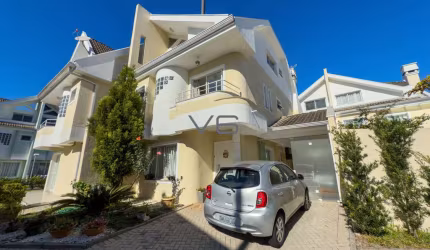 Casa Triplex com 166 m² privativos, 3 quartos, 4 vagas de garagem, no Capão Raso, Curitiba-PR.