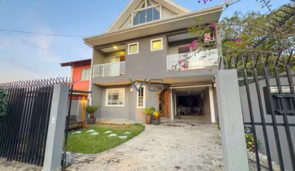 Casa Triplex com 213,96 m² privativos, 5 quartos, 4 vagas de garagem, no Abranches, Curitiba-PR.