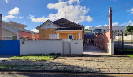 IMÓVEL VENDIDO!!! Casa comercial/ residencial - infraestrutura zelada e conservada - Melhor região de comércio e prest. de serviços do Bacacheri - 750 m2 - ZR3  (15x50)