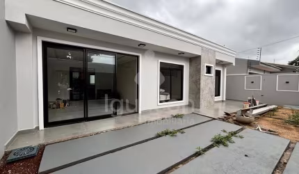 Casa com 03 Dormitórios sendo 01 Suite e Piscina no Jardim Ipê com fácil acesso Avenida Maceió