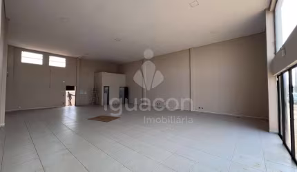 Sala Comercial de 141m  em frente a BR 277 no Três Bandeiras