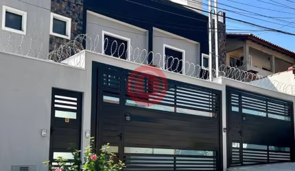 Sobrado novo para locação em Santo André-SP com 96m2, 2 quartos sendo 2 suítes, 2 salas e 1 vaga de garagem!