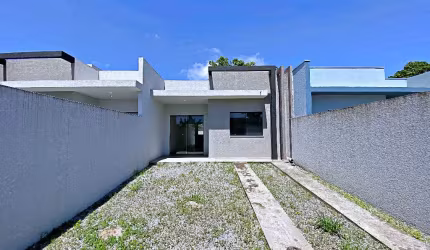 Casa nova com excelente padrão de acabamento próximo à Rodoviária de Matinhos.