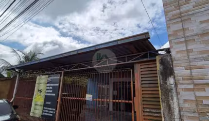 Casa com 4 quartos a venda, no bairro Flores, Manaus-AM.