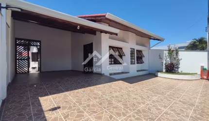 Casa em Peruíbe a 100 metros do mar , mobiliada.