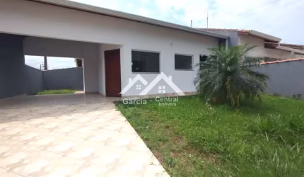 Casa térrea em Peruíbe com 2 quartos, sendo 1 suíte e quintal para lazer