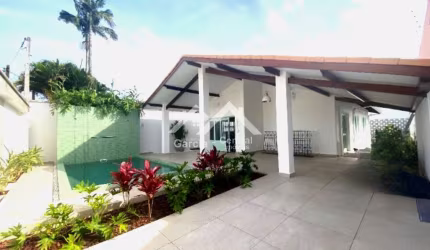 Casa com piscina lado praia em Peruíbe