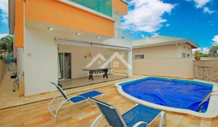 Sobrado com piscina em condomínio em Peruíbe