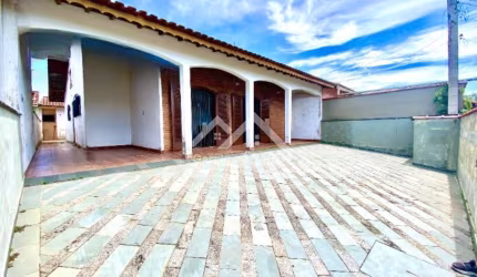 Casa a 600 metros da praia em Peruíbe