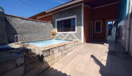 Casa com 3 quartos e área de lazer com Piscina em Peruíbe