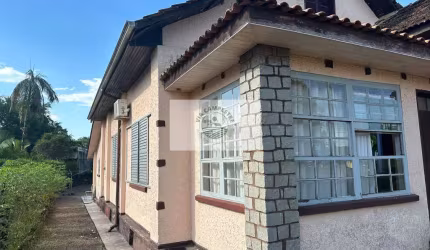 Amplo terreno com 2.231 m² de frente para a Estrada da Ilha, com uma residência antiga