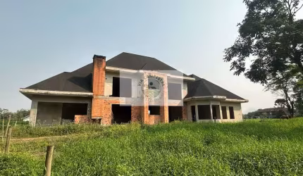 Amplo terreno na Estrada da Ilha com 139.057 m², plano, cercado, com casas, analisa parcelamento
