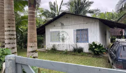 Sítio com 5.000 m², todo cercado, com casa de madeira de 3 quartos, rua sem saída