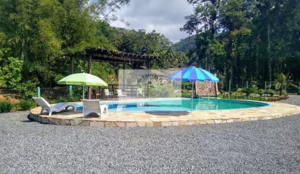 Sítio com 27.649 m², escriturado, com ampla area de eventos e ótima estrutura, analisa troca