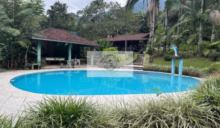 Sítio escriturado na Estrada Quiriri, com 13.659 m2, com ampla piscina, lagos, residencia, area de festas