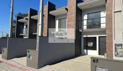 Sobrado geminado com Alto Padrão, suíte e mais 2 dormitórios, rua asfaltada, pronto para morar