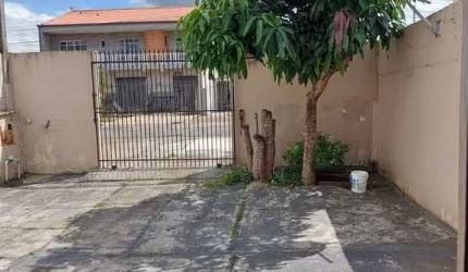 Terreno plano, com casa no Pinheirinho.