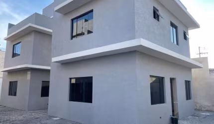 Sobrados Triplex a venda no Bairro Hauer valor de R  635.000