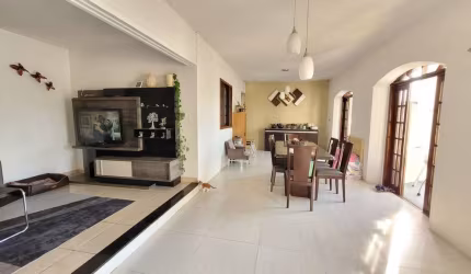 Casa com 4 dormitórios à venda por R  999.900,00 - Portão - Curitiba PR