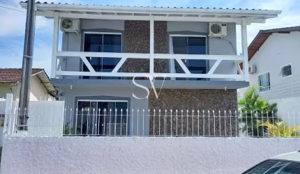 Casa a venda de 04 Dormitórios sendo 03 Suítes no bairro Flor De Napolis em São José-SC