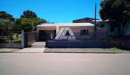 Casa em alvenaria com 2 quartos, garagem para dois carros e terreno amplo