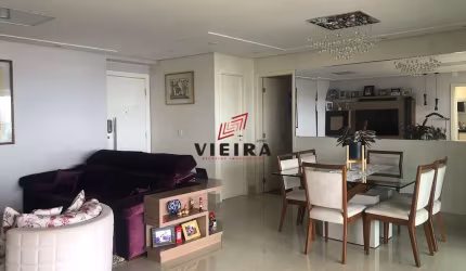 Andar alto, varanda grande, repleto de armários!!!