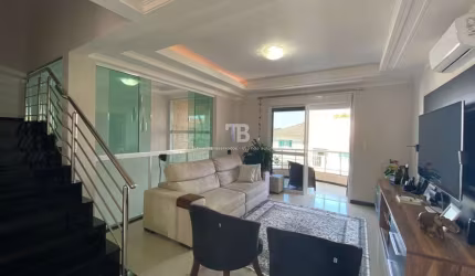 Sobrado tríplex no Passo dos Fortes com suíte, escritório e espaço verde