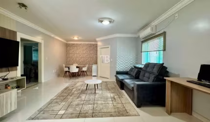 Casa com piscina, no bairro Santa Maria