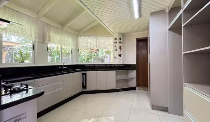 Casa com 4 Quartos e Comodidades Exclusivas no Centro de Chapecó