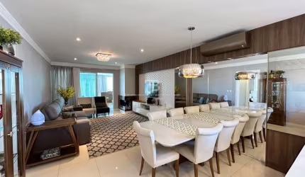 Apartamento Semimobiliado com Suíte e 2 Vagas no Centro