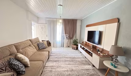 Casa semimobiliada à venda no Jardim Itália com 3 quartos e 2 vagas