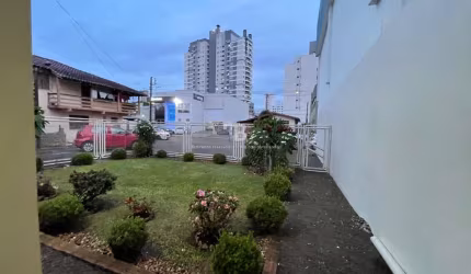 Terreno à venda no Centro de Chapecó com acesso asfaltado e opção de troca