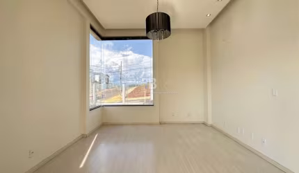 Casa dos Sonhos no Seminário, Chapecó: 3 Quartos, 4 Vagas, Pronta para Morar