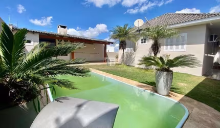 Casa térrea com piscina e semi mobiliada, no Passo dos Fortes