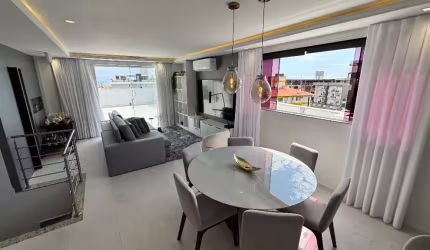 Cobertura completa, mobiliada, decorada e climatizada.