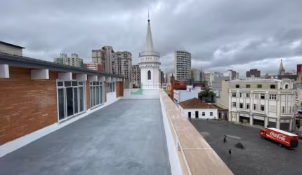 Sala com varandão no Largo da Ordem em frente ao Chafariz